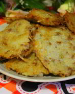 Картофельные оладьи с мясным фаршем и жареным луком