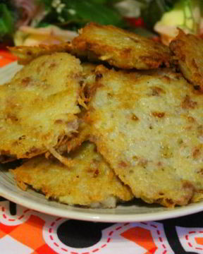 Картофельные оладьи с мясным фаршем и жареным луком