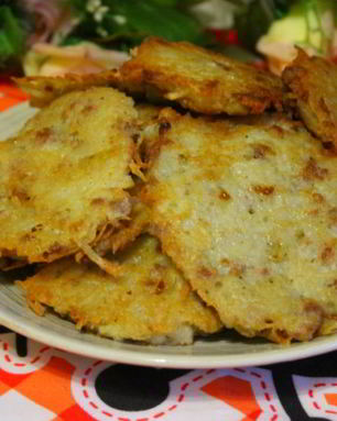 Картофельные оладьи с мясным фаршем и жареным луком