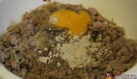 картофельные оладьи с мясным фаршем и жареным луком
