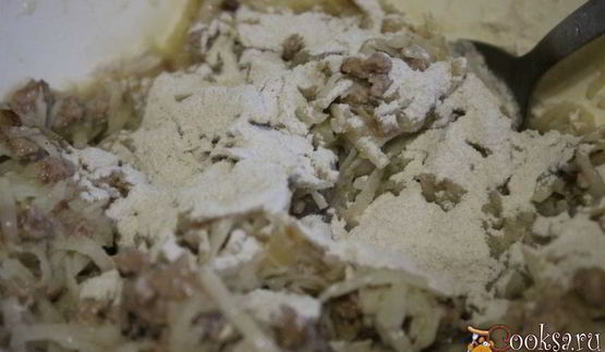 картофельные оладьи с мясным фаршем и жареным луком
