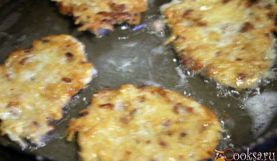 картофельные оладьи с мясным фаршем и жареным луком