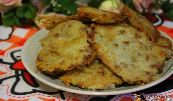 картофельные оладьи с мясным фаршем и жареным луком