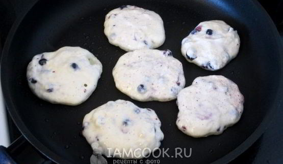 оладьи без яиц с ягодами