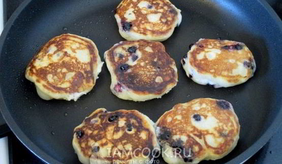 оладьи без яиц с ягодами