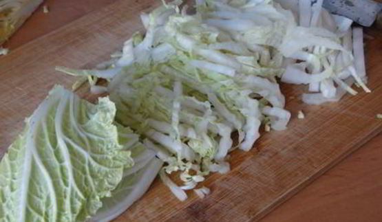 оладьи из пекинской капусты с огуречным соусом