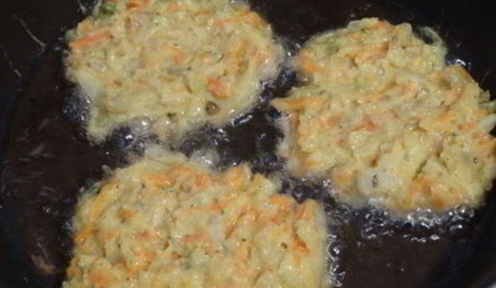 оладьи из пекинской капусты с огуречным соусом