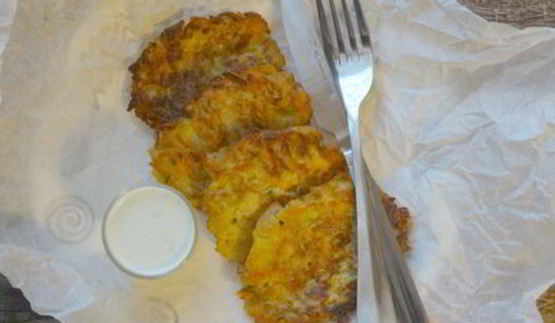 оладьи из пекинской капусты с огуречным соусом