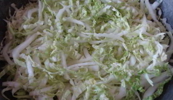 оладьи из пекинской капусты с огуречным соусом