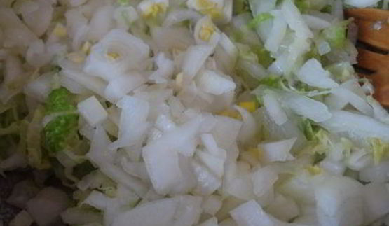 оладьи из пекинской капусты с огуречным соусом