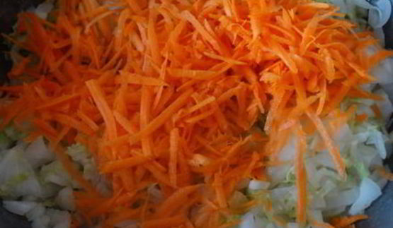 оладьи из пекинской капусты с огуречным соусом