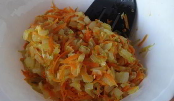 оладьи из пекинской капусты с огуречным соусом