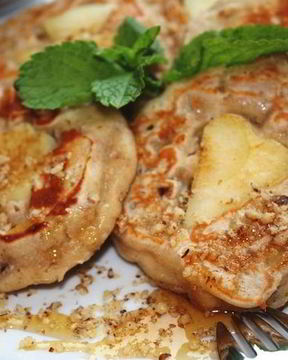 Оладьи с яблоками, финиками и орешками