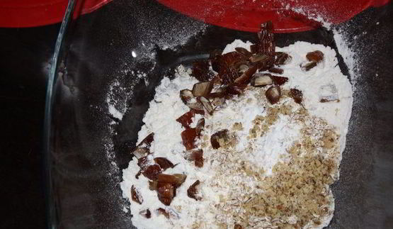 оладьи с яблоками, финиками и орешками