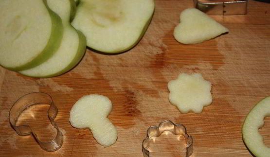 оладьи с яблоками, финиками и орешками