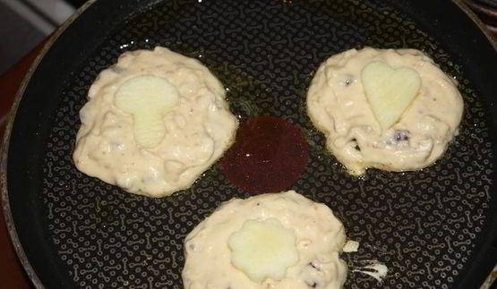 оладьи с яблоками, финиками и орешками