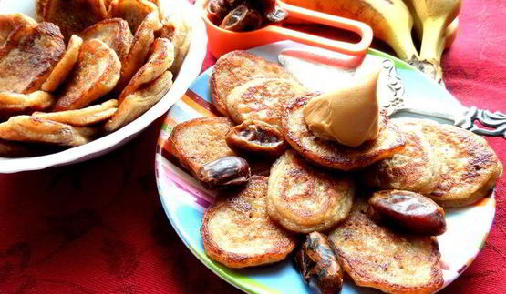 постные оладушки с финиками и бананами