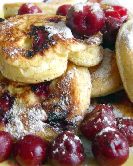Рецепт пышных оладий с вишней