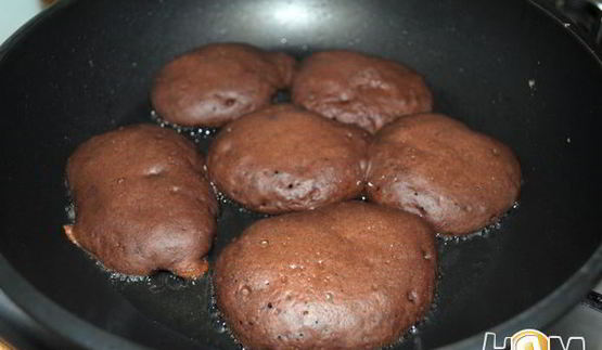 шоколадные дрожжевые оладьи