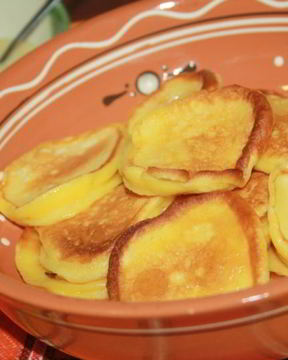 Солнечные оладьи на питьевом йогурте с кусочками фруктов