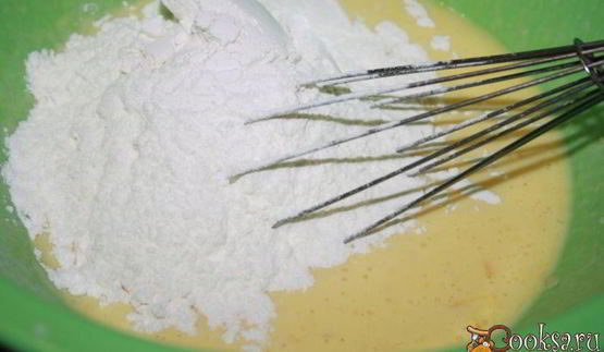 солнечные оладьи на питьевом йогурте с кусочками фруктов