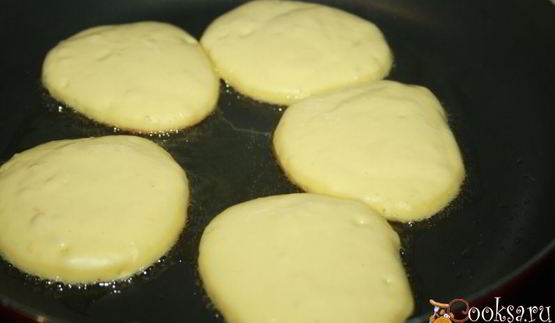 солнечные оладьи на питьевом йогурте с кусочками фруктов