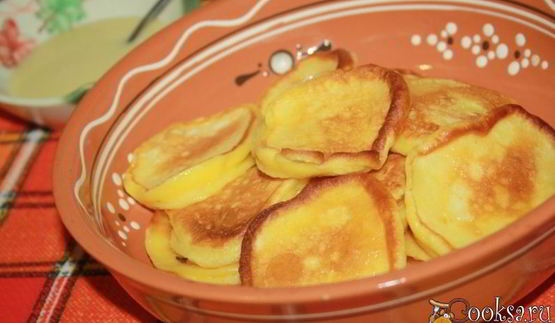 солнечные оладьи на питьевом йогурте с кусочками фруктов