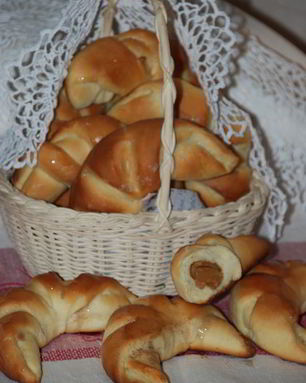 Дрожжевые рогалики со сгущенкой