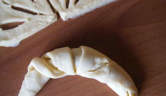 дрожжевые рогалики со сгущенкой