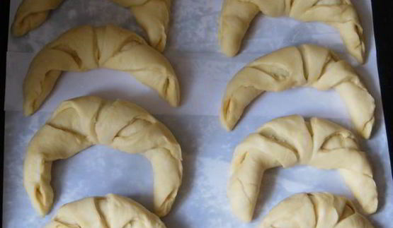 дрожжевые рогалики со сгущенкой