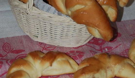 дрожжевые рогалики со сгущенкой