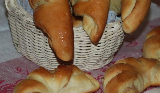 дрожжевые рогалики со сгущенкой