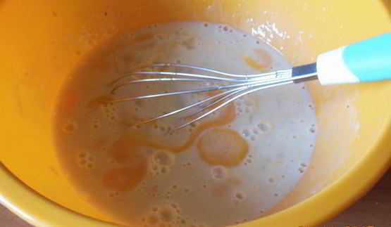 дрожжевые рогалики со сгущенкой