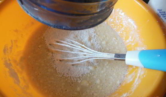 дрожжевые рогалики со сгущенкой