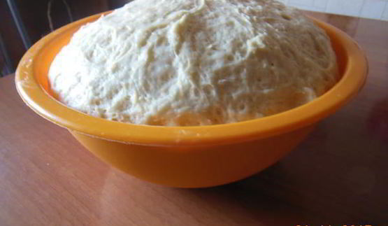 дрожжевые рогалики со сгущенкой