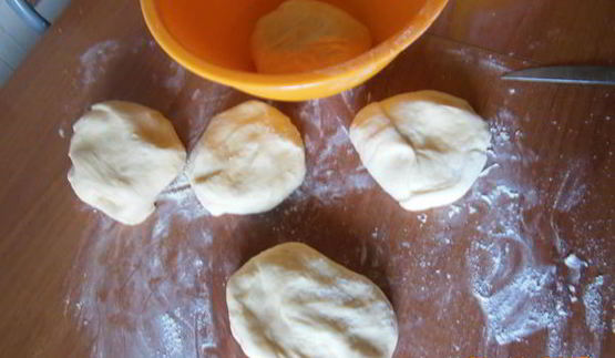 дрожжевые рогалики со сгущенкой