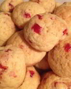 Песочное кукурузное печенье с сушеной вишней