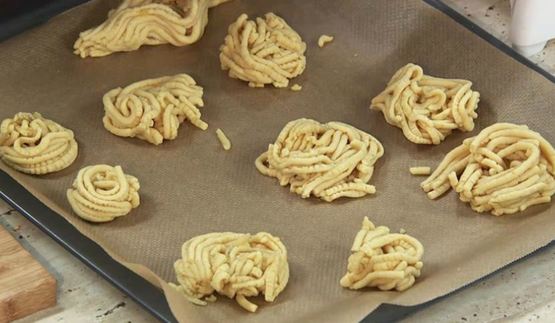 песочное печенье с шоколадным чили соусом