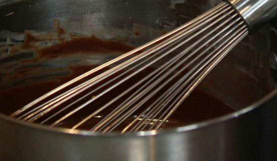 песочное печенье с шоколадным чили соусом