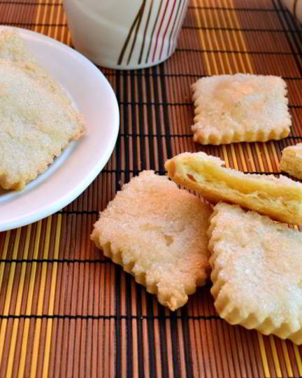 Рецепт простого печенья из быстрого слоеного теста на сметане