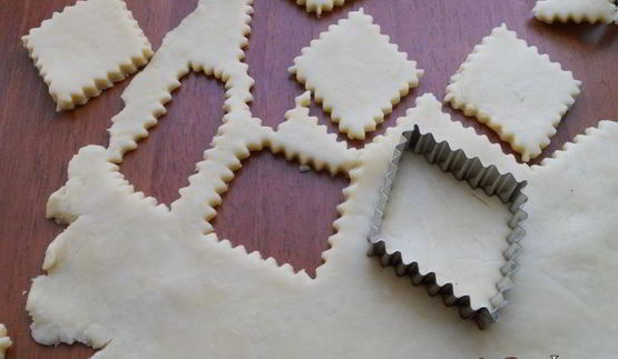 простое печенье из быстрого слоеного теста на сметане