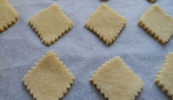 простое печенье из быстрого слоеного теста на сметане