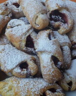 Рогалики из слоеного теста с вишней и смородиной