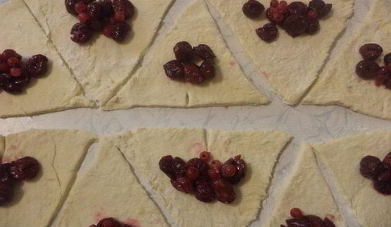 рогалики из слоеного теста с вишней и смородиной