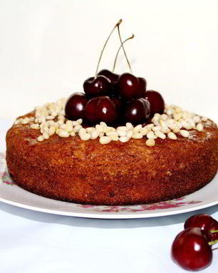 Черешневый пирог с кедровыми орехами