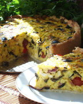 Киш с кабачками и маслинами