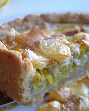 Киш с луком-пореем и сыром Камамбер