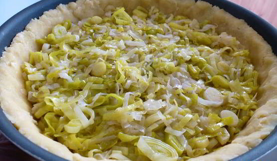 киш с луком-пореем и сыром камамбер