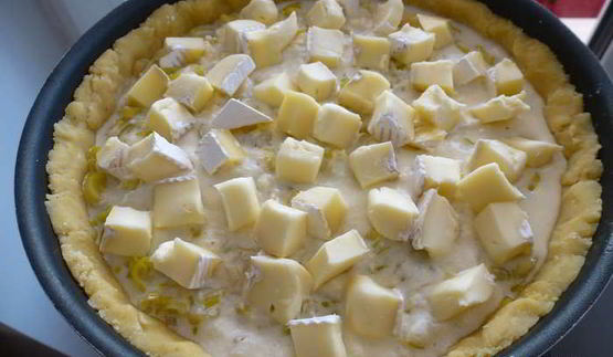 киш с луком-пореем и сыром камамбер