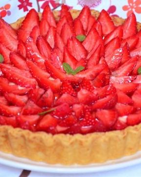 Песочный пирог с клубникой
